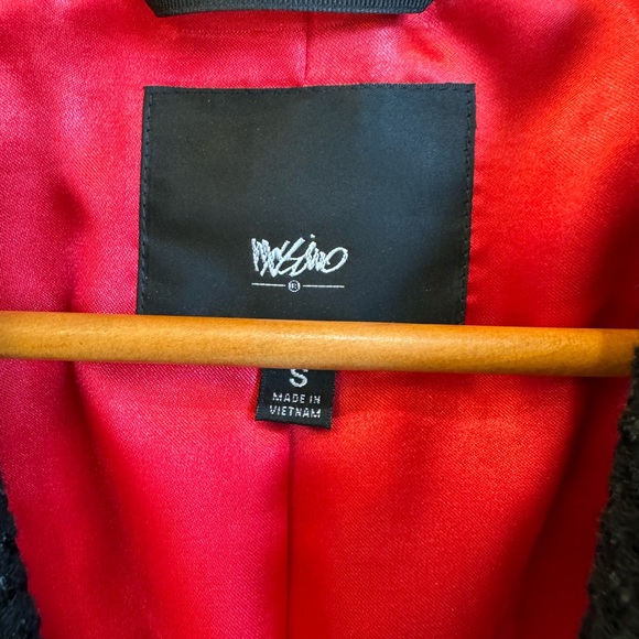 Crop texture black blazer with pockets! - Picture 2 of 3